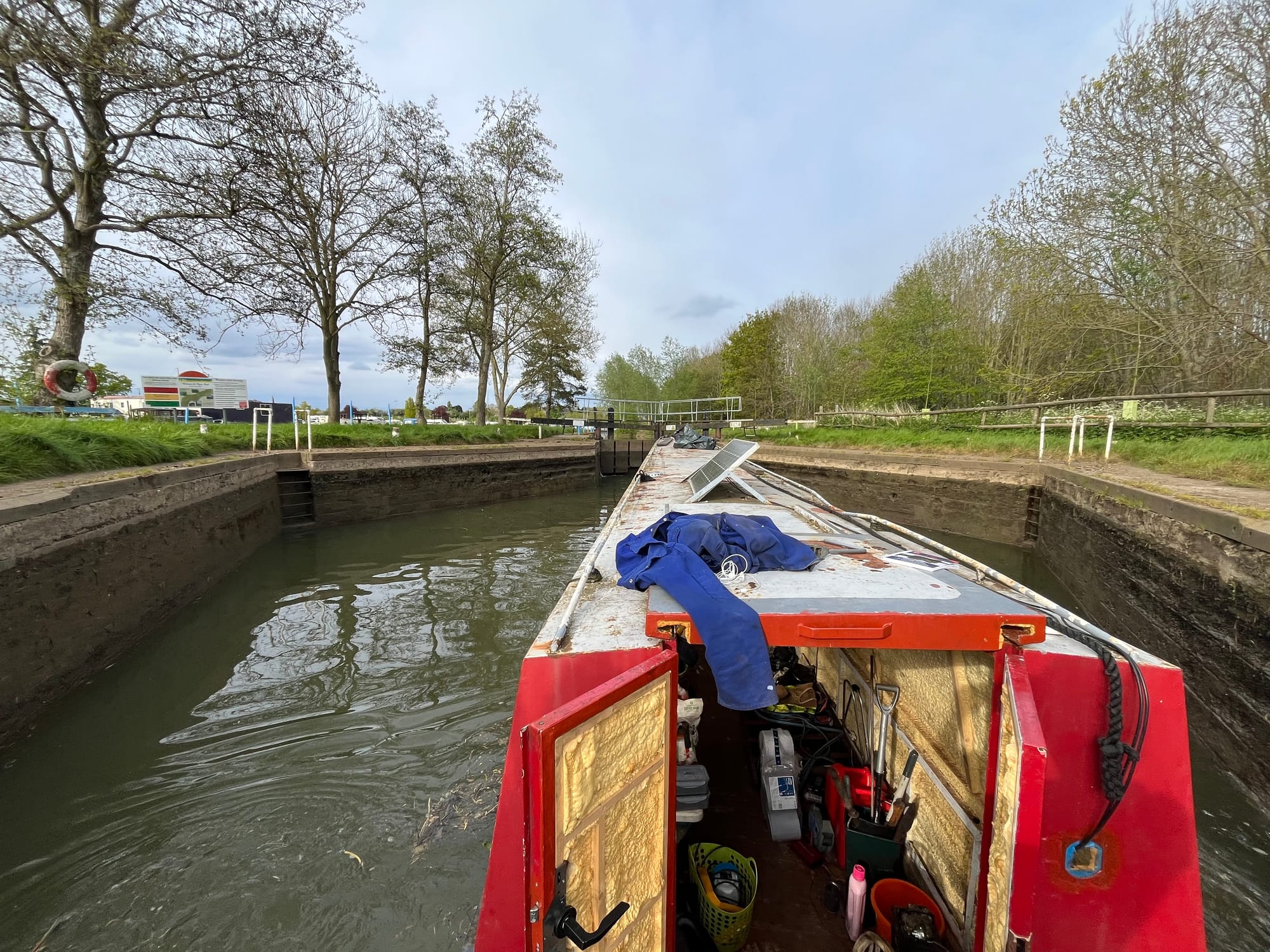 Diamond-shaped wyre lock